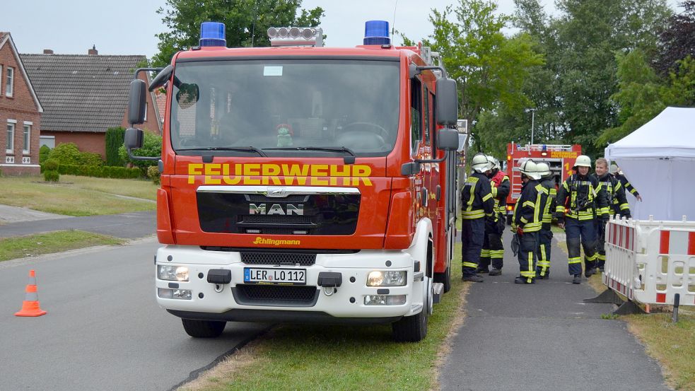 Im Einsatz waren bei der Übung am Donnerstagabend die Freiwilligen Feuerwehren Ostrhauderfehn, Holterfehn, Langholt und Potshausen. Foto: Fertig