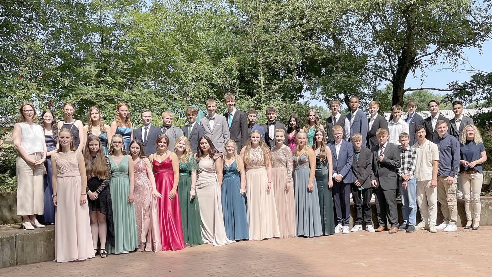 Der Abschlussjahrgang mit den Klassen 10a und 10b und ihren beiden Klassenlehrerinnen. Sie feierten an diesem Freitag ihre Schulentlassung. Foto: Janßen