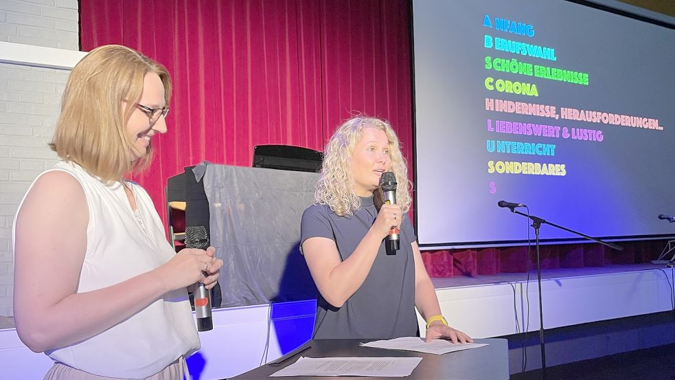 Die Klassenlehrerinnen Anett Book und Maria Meyer ließen Erlebnisse mit ihren Schülern Revue passieren. Foto: Janßen