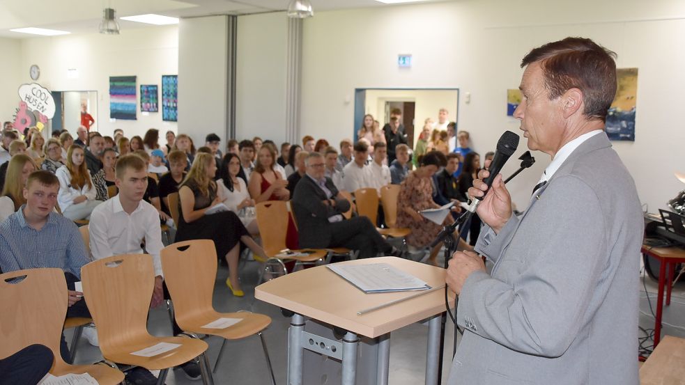 Schulleiter Rainer Bruns lobte in seiner Rede die Schüler. Foto: Ammermann