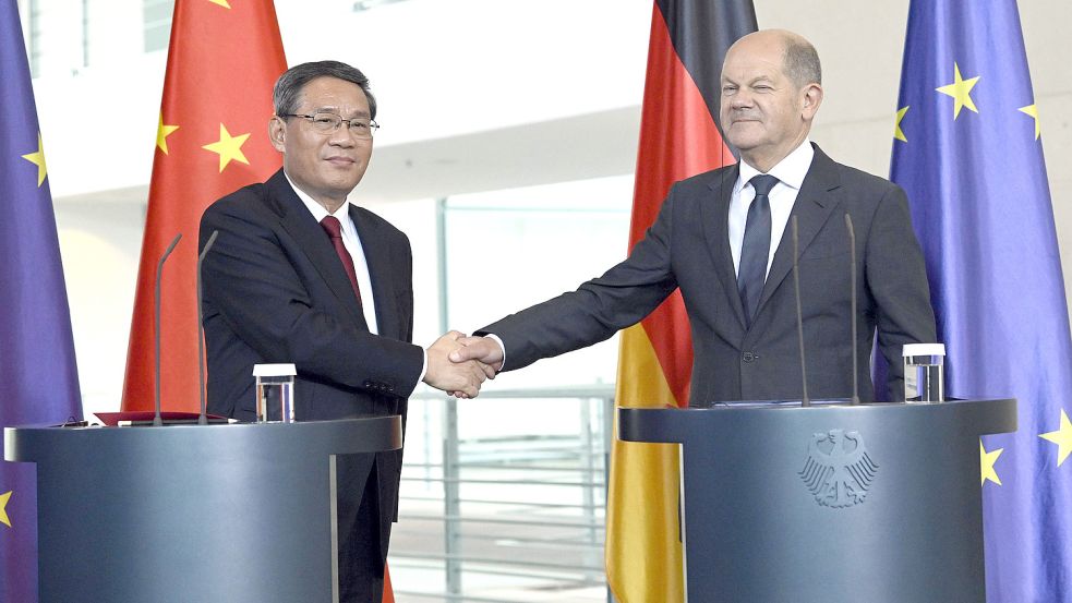Der chinesische Ministerpräsident Li Qiang und Olaf Scholz bei der Pressekonferenz in Berlin, die keine war. Fragen waren nicht zugelassen. Foto: IMAGO/Frederic Kern