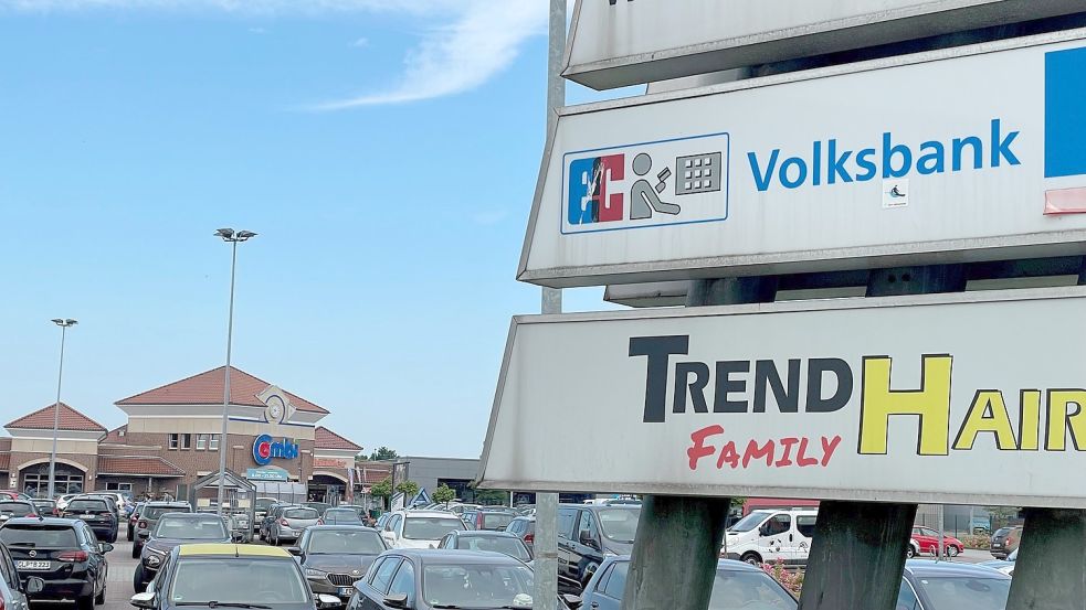 Noch weist ein Schild auf den Automaten in Rhaudermoor hin. Foto: Hellmers