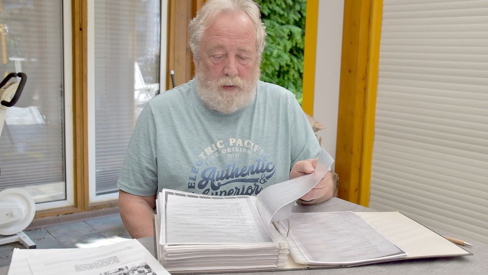 Heimatforscher Hans-Gerd Voßkuhl beim Sichten von alten Unterlagen. Foto: Ammermann