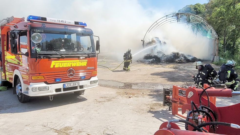 Die Einsatzkräfte sind vor Ort, um den Brand zu löschen. Foto: Wolters