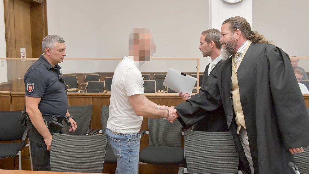 Mit Handschellen wurde der Angeklagte in den Gerichtssaal gebracht. Foto: Ortgies