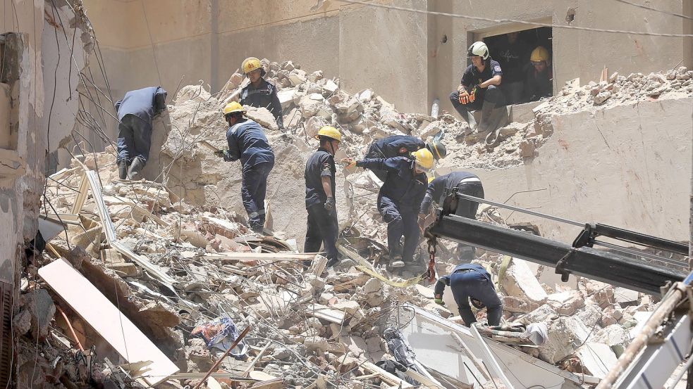 Alexandria: Das eingestürztes Hochhaus ist nur noch ein Trümmerberg. Foto: Stringer/dpa