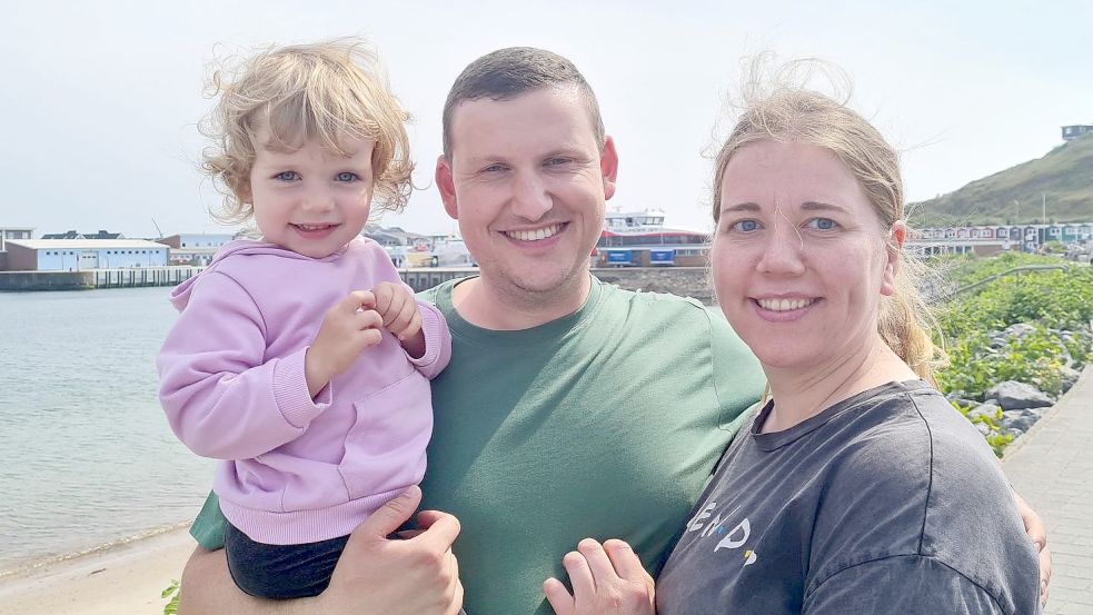 Renate und Paul Schmidt haben mit ihrer zweijährigen Tochter Emma einen Tagesausflug nach Helgoland gemacht. Fotos: Cordes