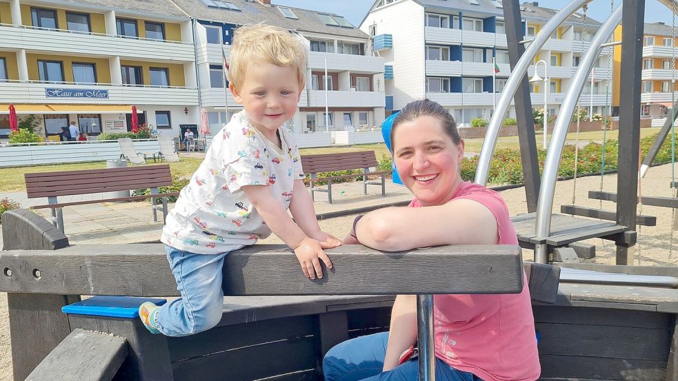 Miriam Lienkämper und ihr zweieinhalbjähriger Sohn Sven verbringen ihre Zeit auf dem Spielplatz.