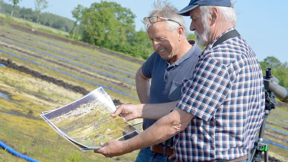 Gerhard Bock (links) zeigt Karl-Heinz Augustin (rechts) voller Stolz einige Aufnahmen, die er von brütenden Vögeln auf seiner Versuchsfläche gemacht hat. Foto. Weers