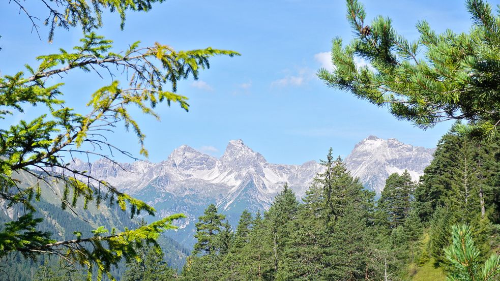 Tödliches Unglück an der Bretterspitze in den Allgäuer Alpen: Ein Wanderin stürzt aus geschätzten 50 bis 70 Metern Höhe ab und erleidet tödliche Kopfverletzungen. Foto: imago images/Zoonar