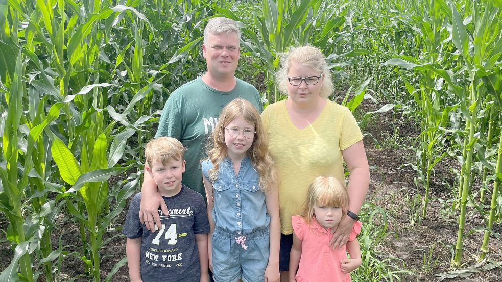 Familie Bruns mit (von links) Clemens, Thorsten, Luna-Marie, Nadine und Enya freuen sich auf viele Besucher in ihrem Labyrinth. Archivfoto: Hellmers