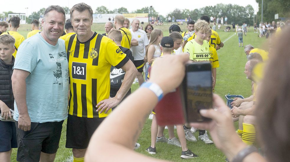 Die Dortmunder Spieler wie 1996-Europameister Thomas Helmer fühlten sich in Timmel sehr wohl und präsentierten sich sehr nahbar. Foto: Doden/Emden