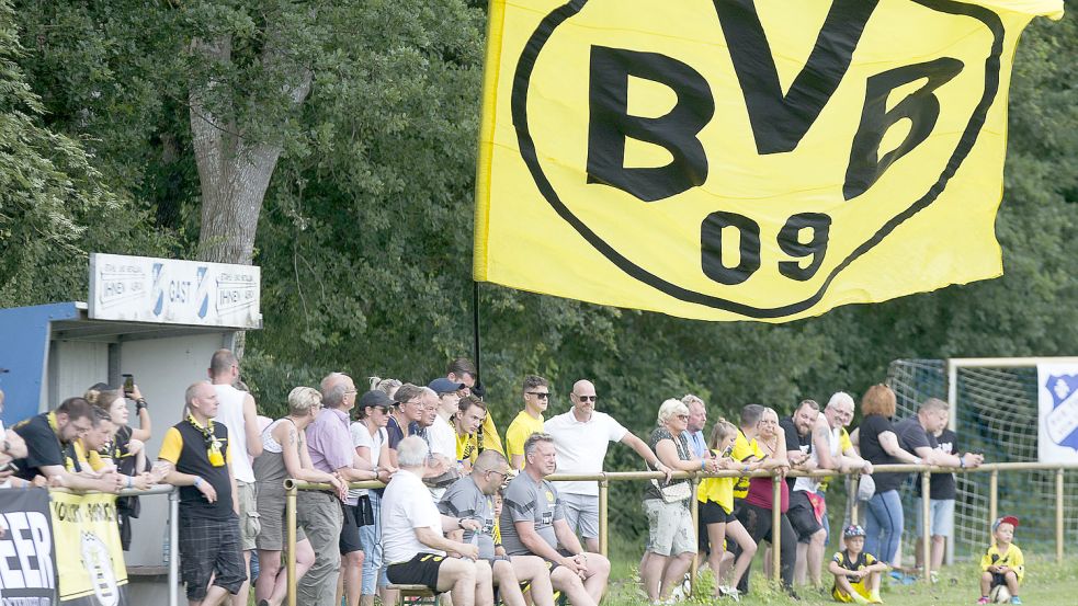 Viele BVB-Fans waren nach Timmel gereist. Sogar diese riesige Stadionfahne hatte eine Gruppe dabei. Foto: Doden/Emden
