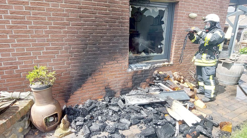 Durch den Brand eines Holzhaufens wurden ein Fenster und die Wand eines Wohnhauses in Driever beschädigt. Foto: Grafenburg/Feuerwehr Ihrhove