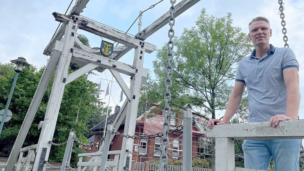 Thomas Weers vom Bauamt auf der Brücke an der 1. Südwieke: Das Bauwerk nahe des Rathauses soll dieses Jahr erneuert werden. Foto: Janßen