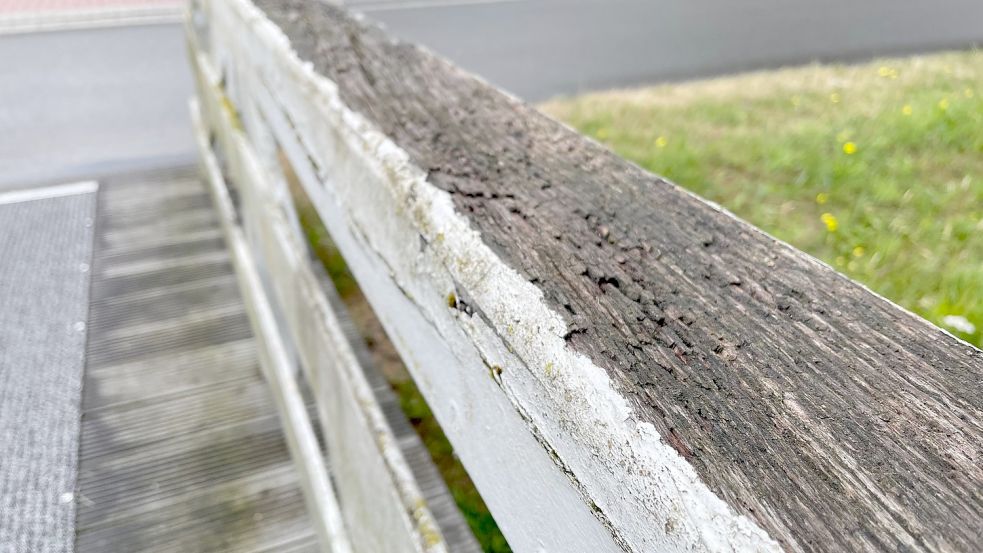 Der Lack ist ab: Unter der Farbe kommt das spröde Holz zum Vorschein. Foto: Janßen