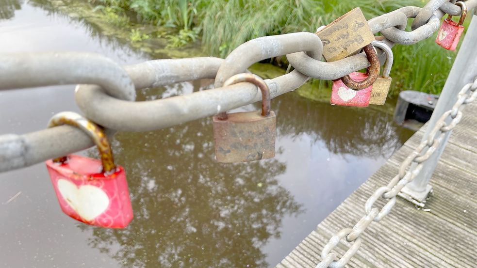In den Sommerferien sollen die Arbeiten beginnen. Ob die Liebesschlösser anschließend wieder an der Brücke hängen werden, steht noch nicht fest. Foto: Janßen