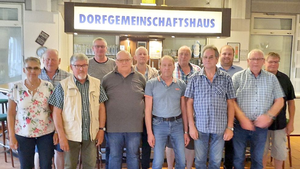 Die Geschicke des Vereins „Dorfgemeinschaft Elisbethfehn“ leiten (von links): Helga Pieper, Bernd Hauke, Ludger Sibum, Manfred Fugel, Manfred Bothe, Herbert Schliep, Günter Janßen, Ewald Janßen, Lothar Lindemann, Jannik Bruns, Günter Ludmann, Klaus Janetzki. Es fehlt Karin Robbers. Foto: Passmann