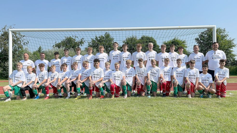 Die C-Junioren-Teams vom JFV Harlingerland und FTC Hollen druckten sich gemeinsame Meistershirts. Foto: Privat