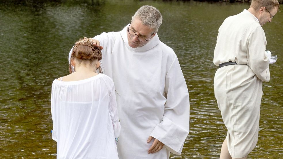 Am Hahnentanger See wurde am Sonnabend ein Tauffest gefeiert. Unser Bild zeigt Pastor Frerich Dreesch-Rosendahl. Foto: Schoone