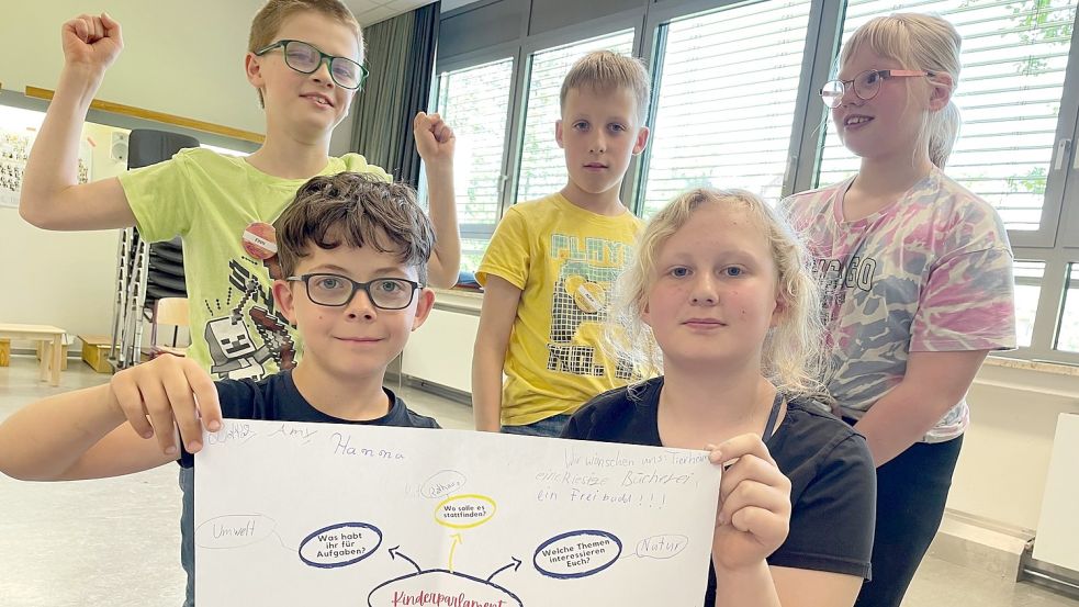 Finn-Luca Ukena (hinten, von links), Adam Grott, Sarah Timmermann, Fynn-Luka Lay (vorne, von links) und Anne Harms mit einer Ideen-Sammlung zum Kinderparlament. Foto: Janßen
