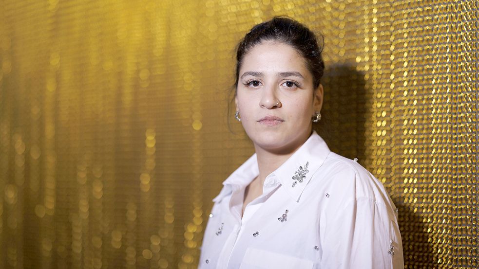 Sarah Mardini hat vor der griechischen Insel Lesbos Menschenleben gerettet. Die ehemalige Leistungsschwimmerin ist überzeugt davon, dass Seenotrettung nicht kriminalisiert werden darf. Foto: imago images/Panama Pictures/Christoph Hardt