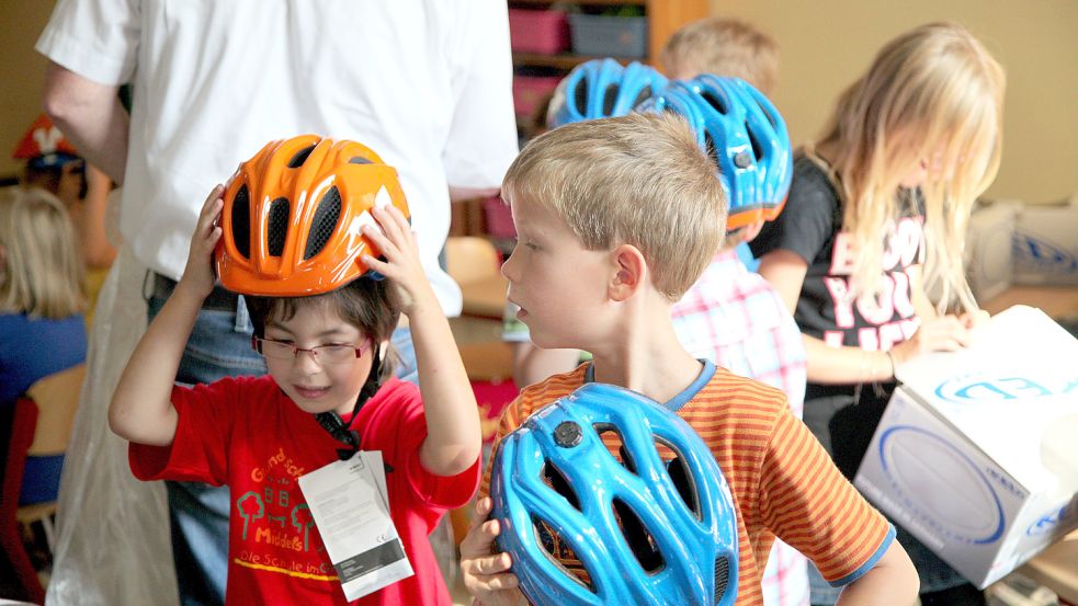 Dass Grundschulkinder in Ostfriesland mit Helmen ausgestattet werden, ist den Verkehrswachten zu verdanken. Doch die plagen Nachwuchsprobleme. Fotos: Archiv