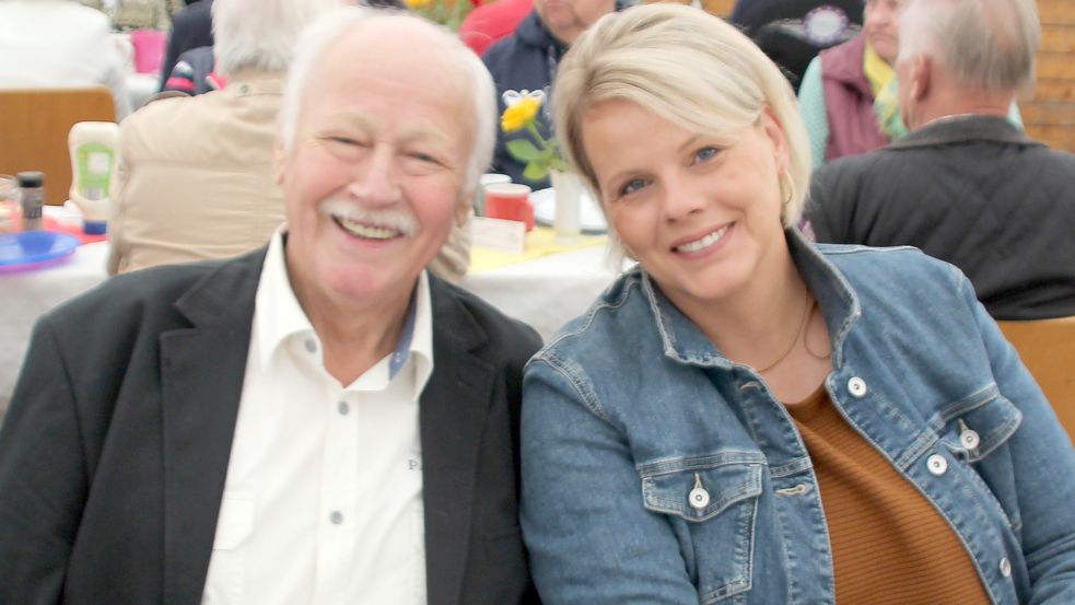 Ernst Wulf (auf dem Foto mit seiner Tochter Ilona Harders-Bluhm) war viele Jahre lang in der Gemeinde Ostrhauderfehn aktiv - unter anderem als Platzwart beim Reisemobilstellplatz in Ostrhauderfehn. Foto: Gemeinde