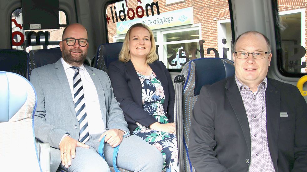 Auf Tour im Rufbus: Landrat Johann Wimberg, Kreisrätin Anne Tapken und Mobilitätsmanager Daniel Seemann. Foto: Kampmann/LK Cloppenburg