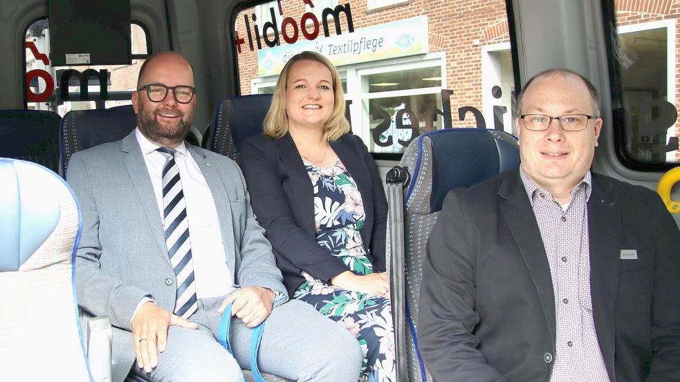 Auf Tour: Landrat Johann Wimberg, Kreisrätin Anne Tapken und Mobilitätsmanager Daniel Seemann. Foto: Kampmann/LK Cloppenburg