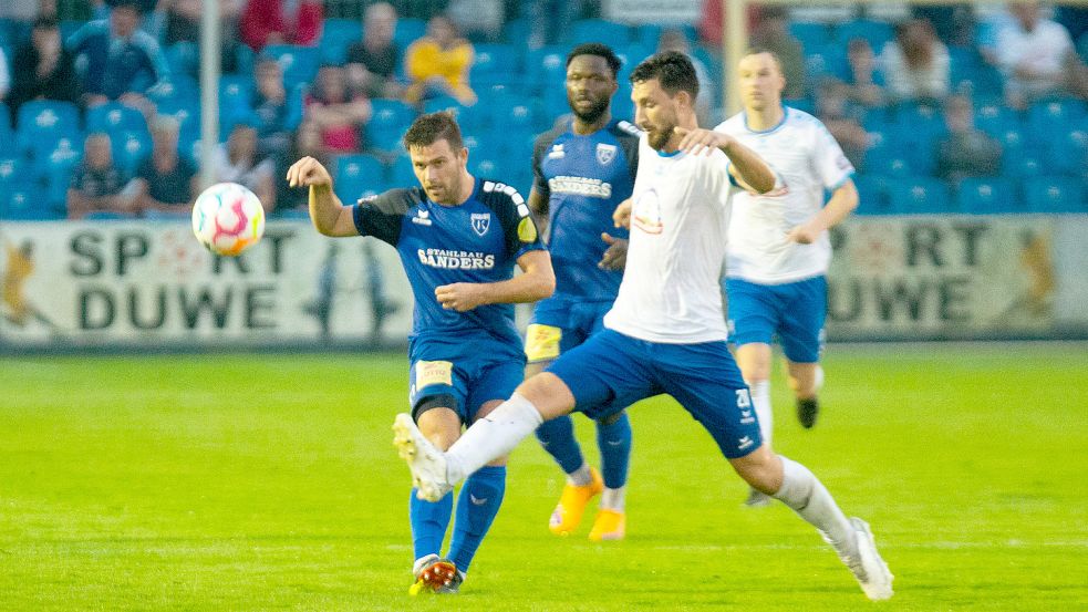 In der vergangenen Saison schied Kickers (links Tido Steffens) im Pokal-Wettbewerb der „Regionalligisten und Drittligisten“ in der 1. Runde in Jeddeloh aus. Archivfoto: Doden