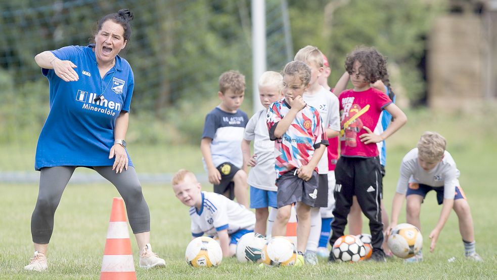 Mit Elan und Trillerpfeife leitet Christina Chahrour das Training ihrer Fußball-Minis. Fotos: Doden/Privat