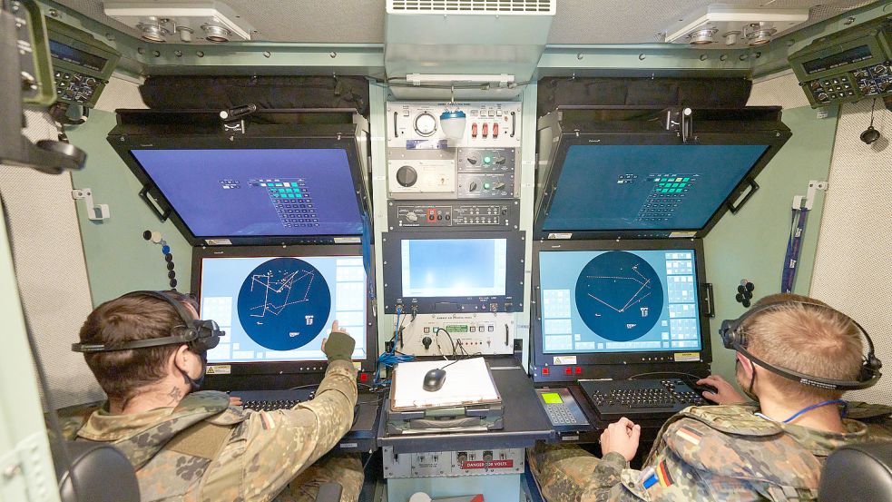Soldaten bedienen das Flugabwehrsystem „Patriot“. Künstliche Intelligenz wird im Militär immer wichtiger Foto: dpa