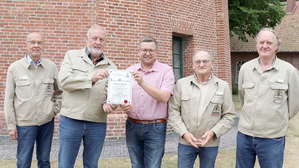 Der Bürgermeister und die Mitglieder des Mühlenteams freuen sich für den neuen Müller (von links): Hinrich Grüßing, Wilhelm Dierkes, Bürgermeister Nils Anhuth, Franz Cloer und Johannes Sobing. Es fehlt auf dem Bild ein weiteres Mitglied: Hans-Wolfram Thieben. Foto: Gemeinde Barßel