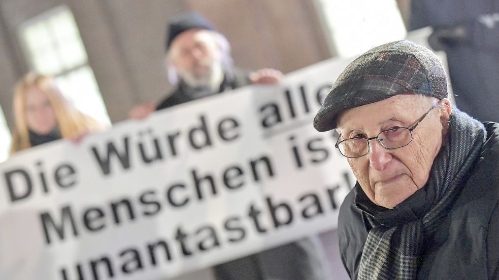 •Der aus Rhauderfehn stammende Auschwitz-Überlebende Albrecht Weinberg (rechts) beteiligte sich 2020 auch an einer Gedenkveranstaltung in Leer. Foto: Ortgies