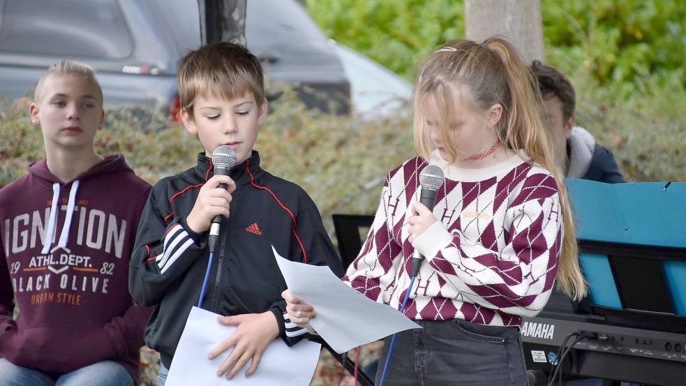 Schüler des Schulzentrums Collhusen sangen ein Lied. Foto: Ammermann