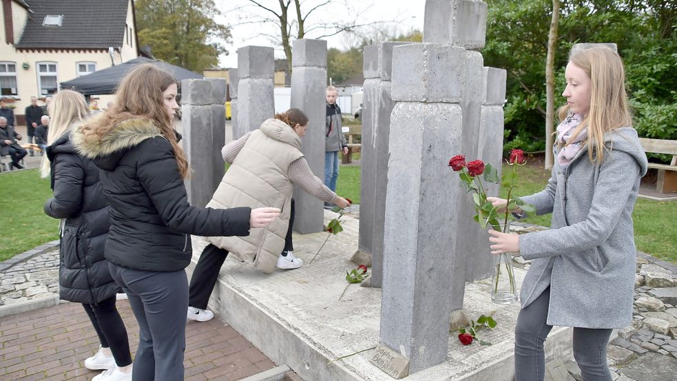 Am Denkmal, das an die 13 jüdischen ehemaligen Mitbürger erinnern soll, wurden anlässlich der Gedenkfeier Rosen niedergelegt. Foto: Ammermann