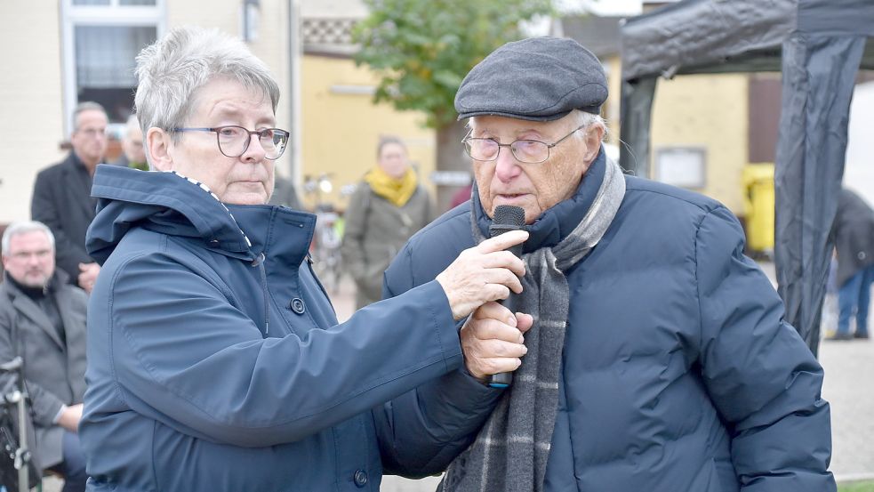 Der Holocausüberlebende Albrecht Weinberg sprach am Ende der Gedenkveranstaltung das Kaddisch, ein traditionelles Totengebet. Mit auf dem Bild ist Gerda Dänekas zu sehen. Foto: Ammermann