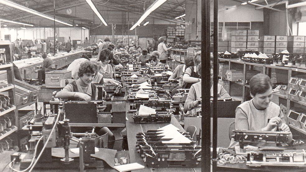 Olympia in den 70er Jahren: Das alte Foto zeigt eine Fertigungsstraße für Büromaschinen im Leeraner Zweigwerk. Fotos: Archiv
