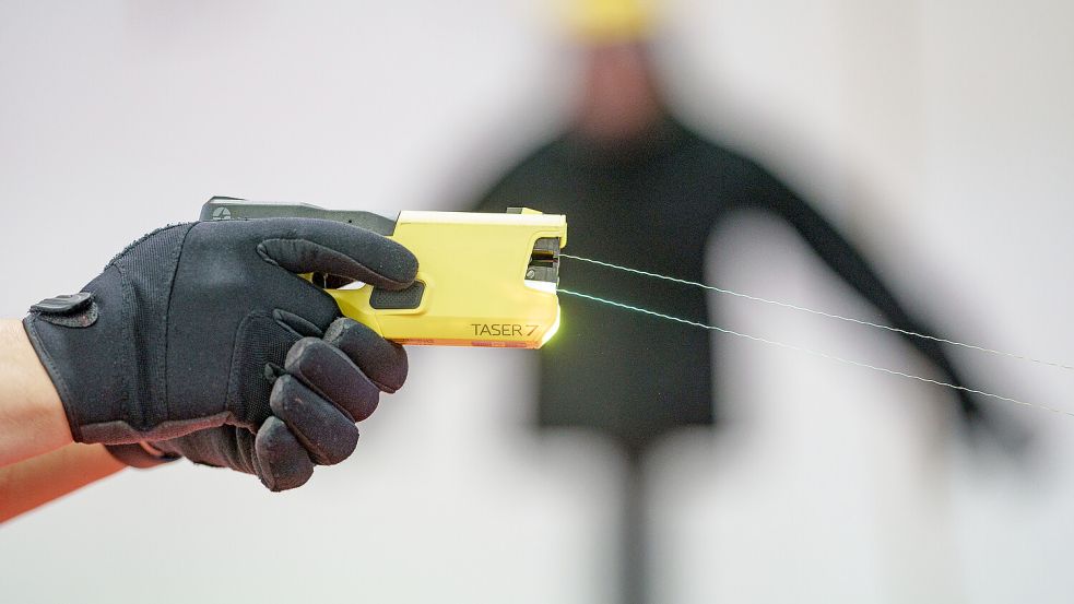 Mit einem Distanz-Elektro-Impuls-Gerät, einem sogenannten Taser, hat die Polizei die Suizidabsichten eines Mannes in der Bahnhofsvorstadt stoppen können. Foto: Axel Heimken / dpa