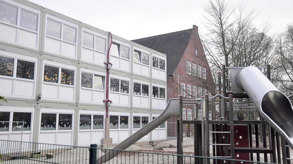 Die Container auf dem Schulhof werden so lange bleiben, wie es notwendig ist. Foto: Archiv