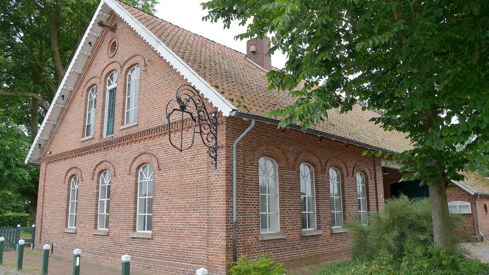In dem um 1900 erbauten Müllerhaus, das zum Ensemble der Ebkensschen Windmühle gehört, war zuletzt Gastronomie ansässig. Doch seit 2019 steht das Gebäude leer. Es befindet sich im Eigentum der Gemeinde Barßel. Nun beschloss der Rat, dass die Gemeindeverwaltung mit einem Paar verhandelt, dass dort wieder Gastronomie unterbringen möchte, ob es das Haus erwerben möchte. Foto: Fertig