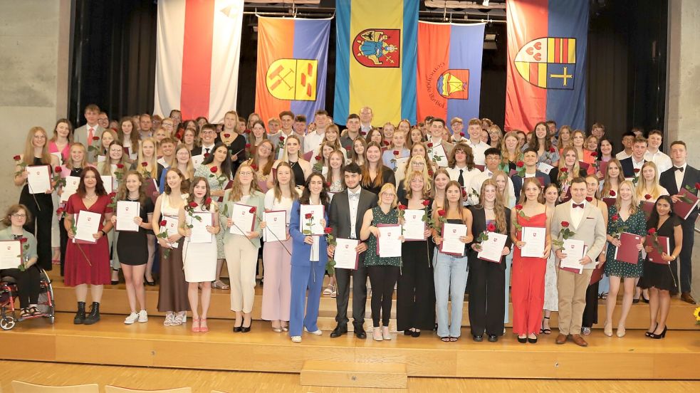 Strahlende und glückliche Abiturienten des AMG Friesoythe stellten sich zu einem Gruppenfoto auf. Foto: Passmann