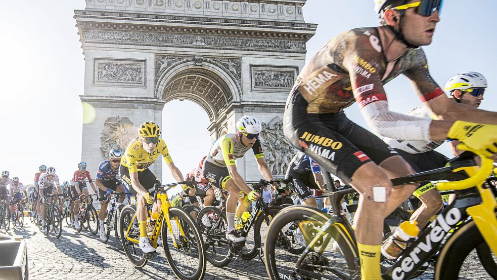 Die große Fahrt am Triumphbogen: Die Tour de France endet traditionell auf der Champs Elysee in Paris. Foto: imago/ZUMA Wire