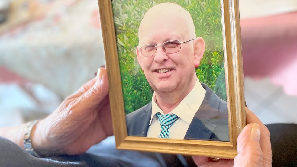 Das Foto ihres Mannes Egon hat Bernhardine Plaisier auf die Kommode neben dem Küchentisch gestellt. Dort hat sie ihn im Blick. Foto: Janßen