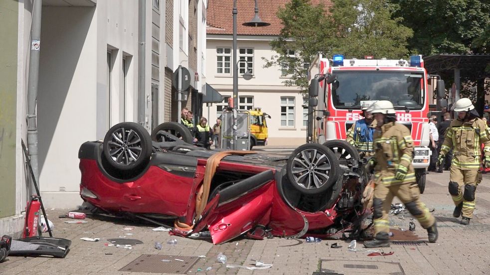 Vor dem Oldenburger Parkhausbleib das Auto auf dem Dach liegen. Foto: Andre van Elten/TV7News/dpa