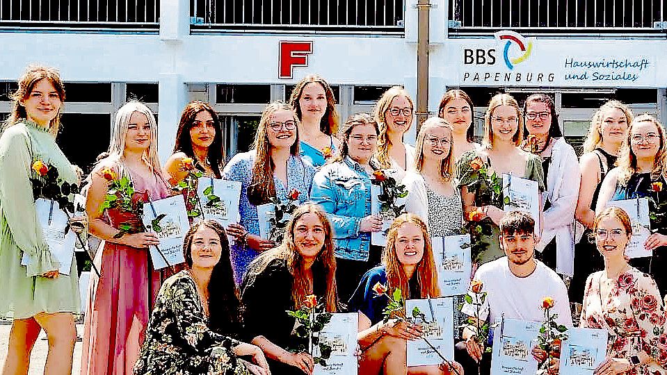 Die erste von zwei Abschlussklassen: Klasse F2Q2-1 mit insgesamt 26 Absolventen und ihrer Lehrerin Miriam Schnorrenberg. Fotos: Nehe