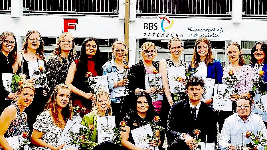 Die zweite Abschlussklasse: F2Q2-2 mit insgesamt 21 Absolventen und ihrer Lehrerin Veronika Schabhüser.