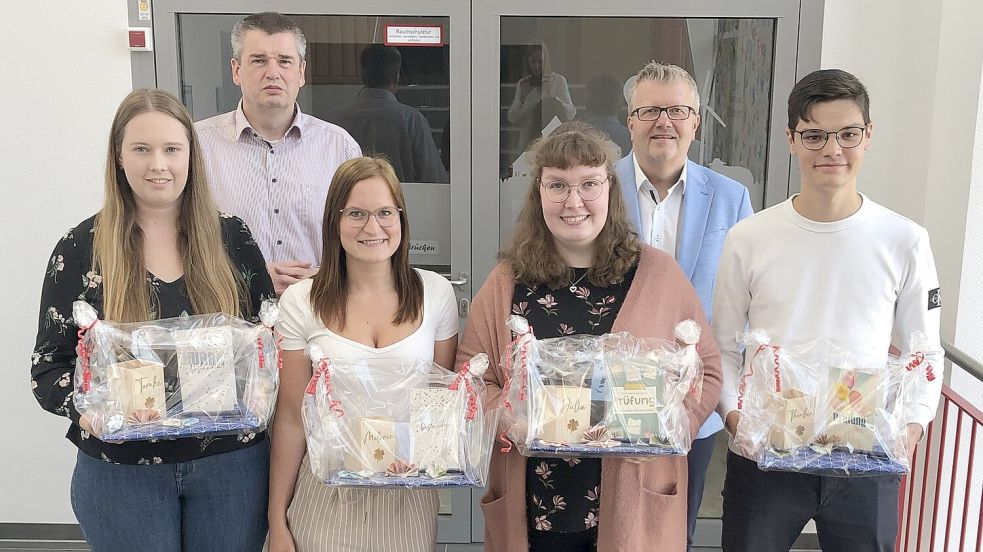 Das Foto zeigt (von links) Tomke Beening, Personalchef Rolf Hüser, Melanie Dust, Julia Wildeboer, Westoverledingens Bürgermeister Theo Douwes und Thorben Feldic. Foto: Gemeinde Westoverledingen