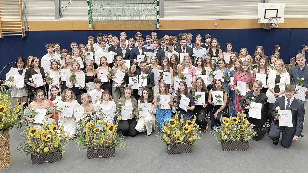 Die Abiturienten stellten sich nach der Zeugnisübergabe zum Gruppenfoto auf. Foto: Hinderks